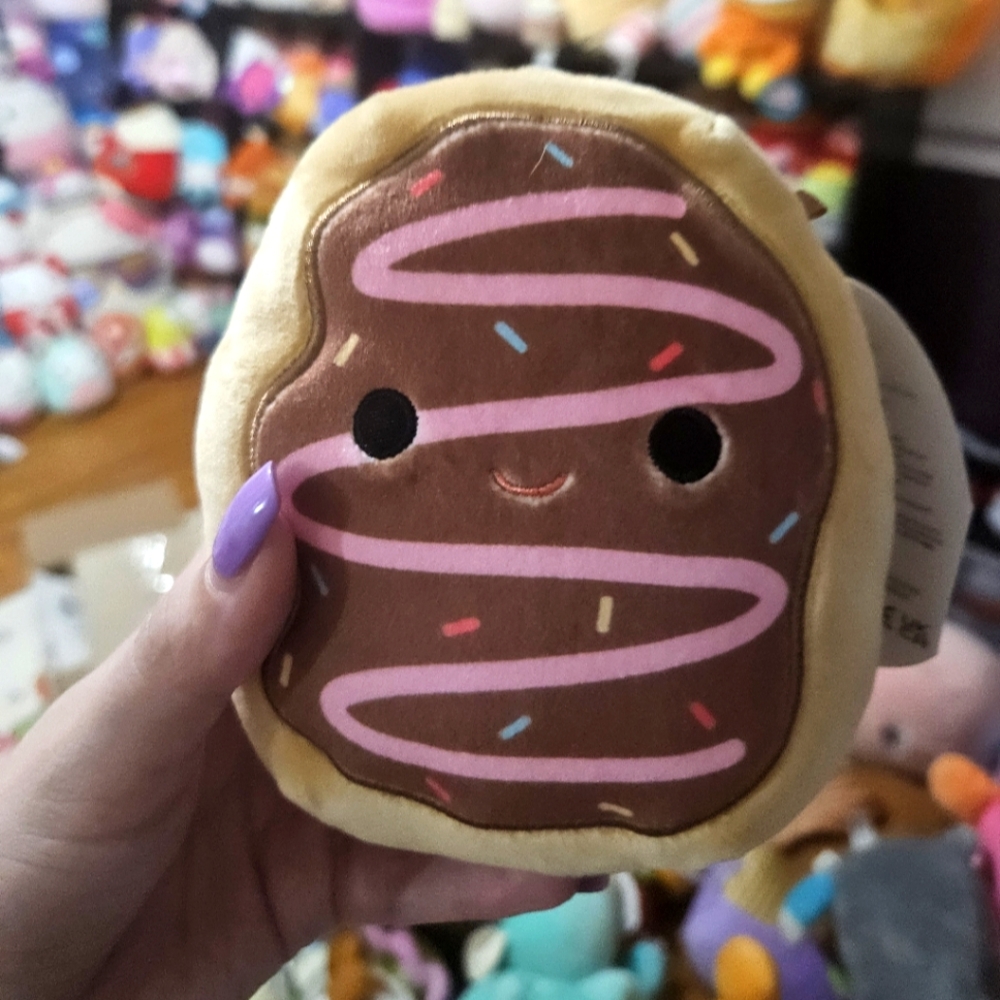 NWT Squishmallows Deja the Chocolate Donut 🍩 5” Plush
